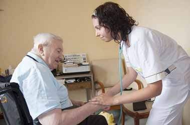 infirmiere-tension-patient-age-g